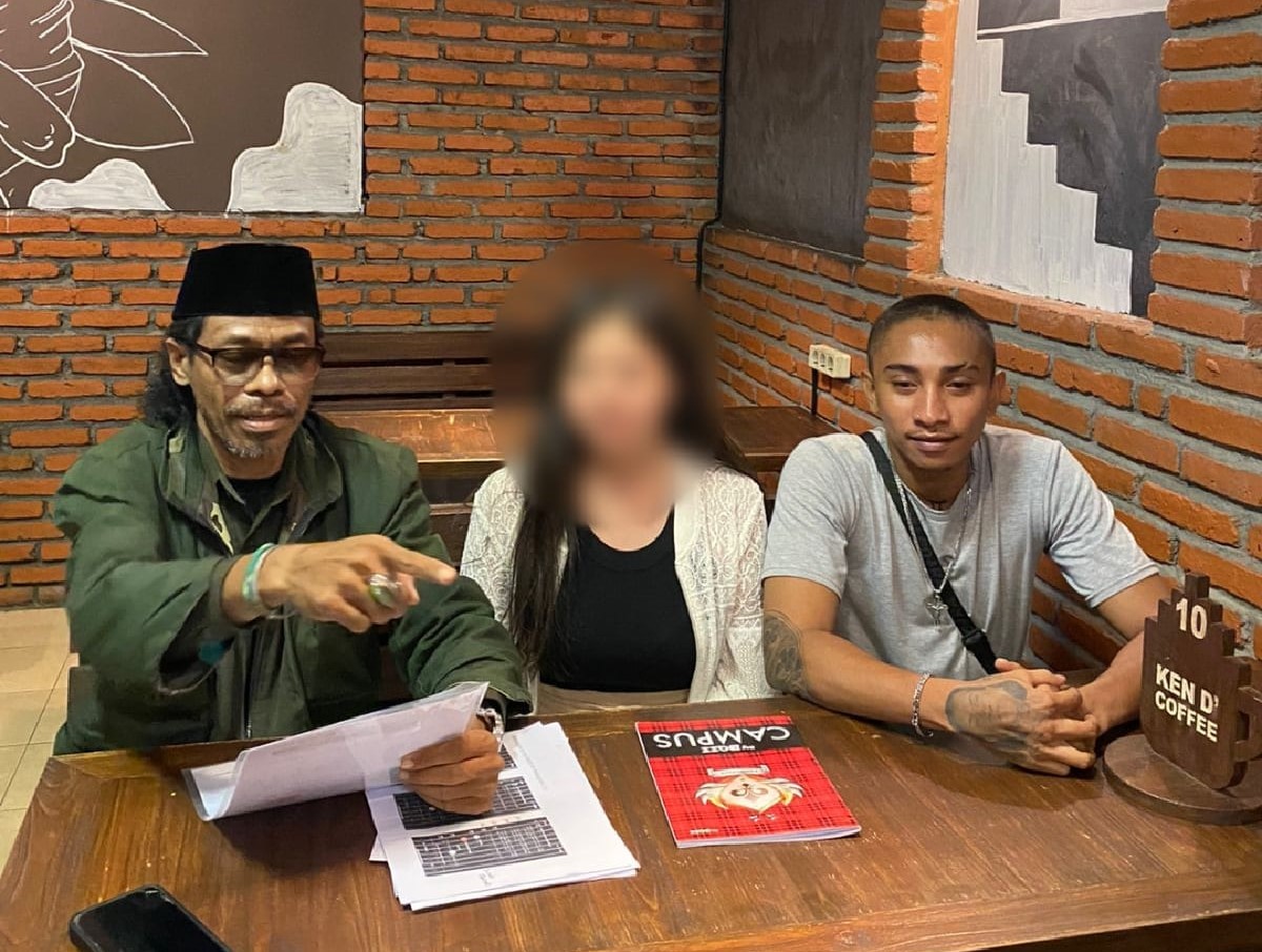 PENIPUAN: Turis asal Jepang inisial AU (tengah) saat memberikan keterangan terkait penipuan dan pengancaman yang dialami.