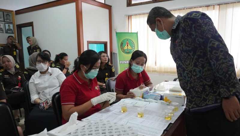 DICEK URINNYA : Pegawai dan para jaksa Kejari Tabanan yang dites urine.  (juliadi/radar bali)