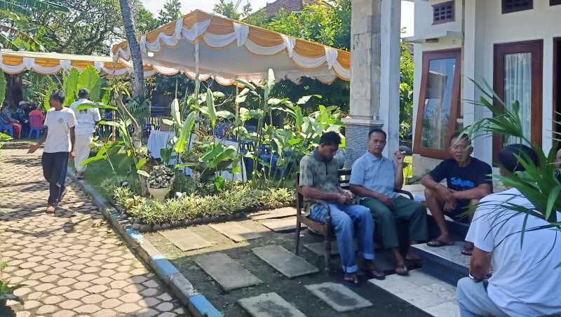 SUDAH HEBOH DULUAN : Foto suasana rumah I Gede Winasa di Kelurahan Tegalcangkring, Mendoyo, dipenuhi kerabat dan warga yang akan menyambut Winasa, Jumat siang. (m.basir/radar bali)