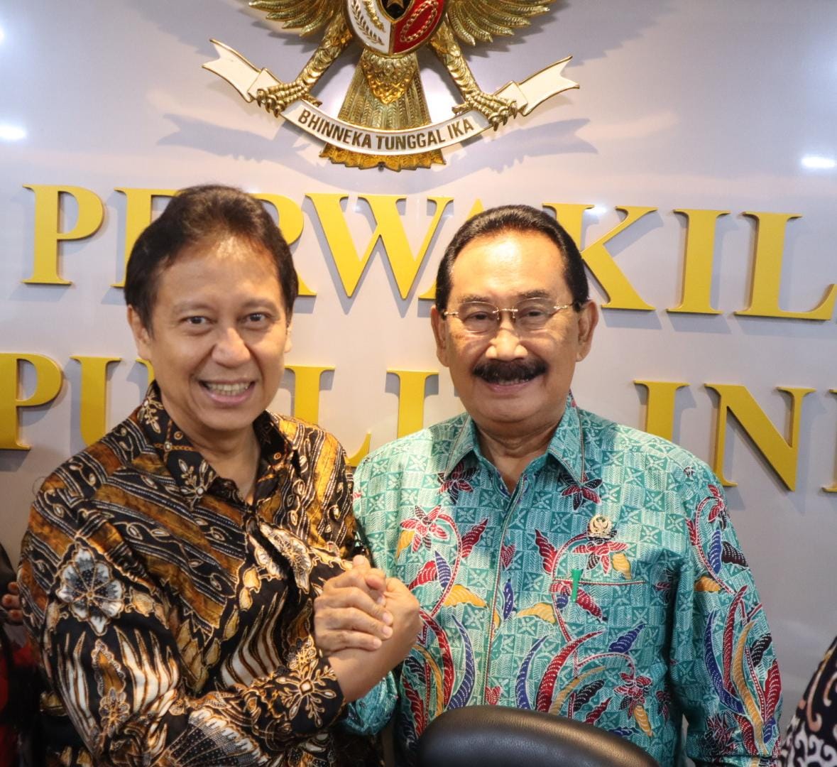 Anggota DPD RI Provinsi Bali Anak Agung Gde Agung (kanan) bersama Menkes Budi Gunadi Sadikin, di Jakarta.