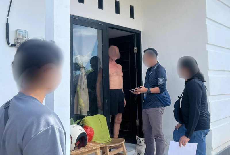 DITANGKAP : FRP saat didatangi Imigrasi Singaraja. Kini ia ditempatkan di Ruang Detensi Kantor Imigrasi Singaraja, sembari menunggu dokumen deportasi.(foto:Imigrasi Singaraja)