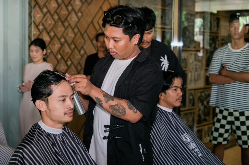 UNJUK BAKAT: Peserta terpilih unjuk bakat styling ala mereka atau hands on menggunakan model selama satu jam di acara Bali Hair Expo rangkaian D&rsquo;Youth Festival 4.0 pada Sab