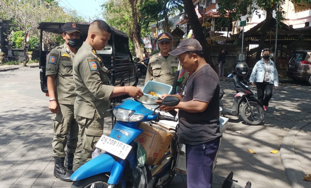 PENERTIBAN: Satpol PP Kota Denpasar melakukan penertiban terhadap pedagang kaki lima yang berjualan di atas trotoar di seluruh wilayah Kota Denpasar Minggu,7 Juli 2024.