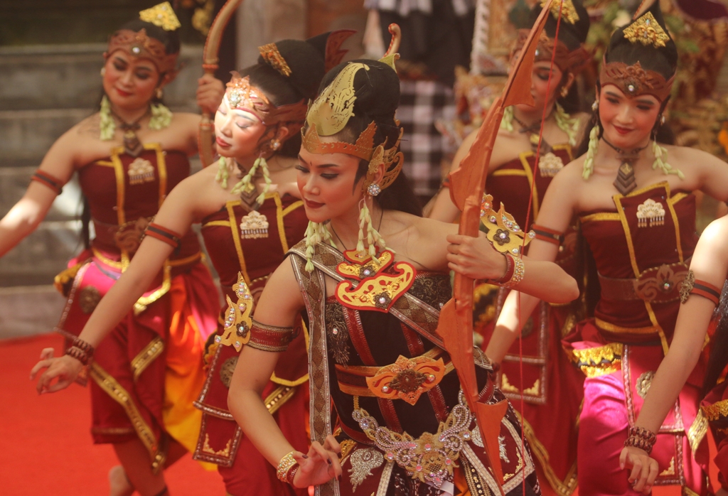 KESENIAN: Pertunjukan seni dari Duta Jogjakarta di Kalangan Angsoka Art Centre, Denpasar.