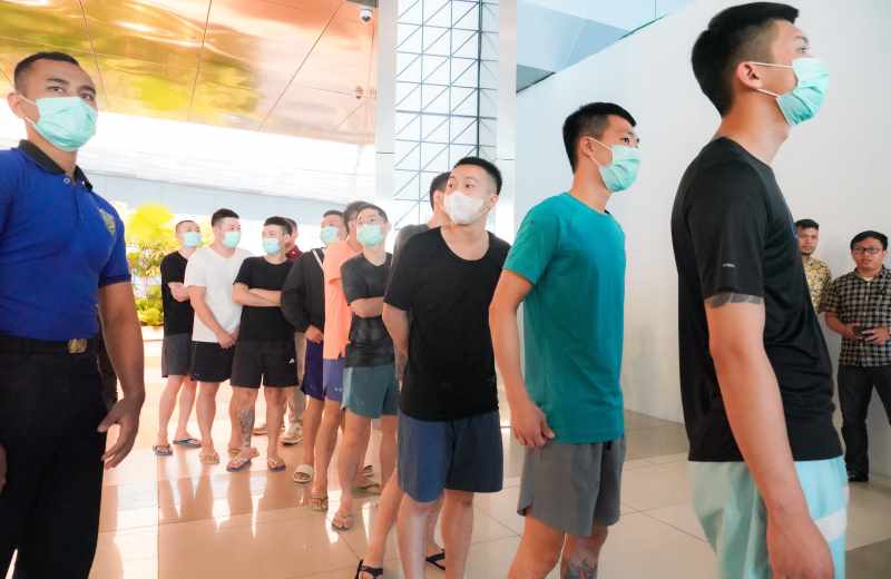 DIPULANGKAN KE TAIWAN : Sejumlah Warga Negara Taiwan dideportasi dari Bandara I Gusti Ngurah Rai.( Foto Humas Imigrasi Badung untuk Radar Bali)