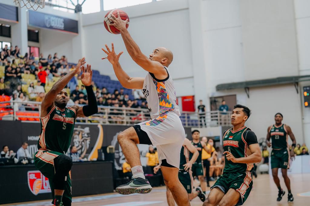 BERLAGA: Bima Riski Ardiansyah, pemain Bali United Basketball saat laga melawan Bima Perkasa di laga akhir sebelum playoff.