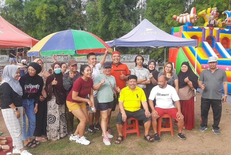 BERSANTAI SEJENAK : Mantan Bupati Jembrana I Gede Winasa, foto bersama warga saat car free day dianreal gedung kesenian Ir. Soekarno, Jembrana.(foto:komang adiyasa)