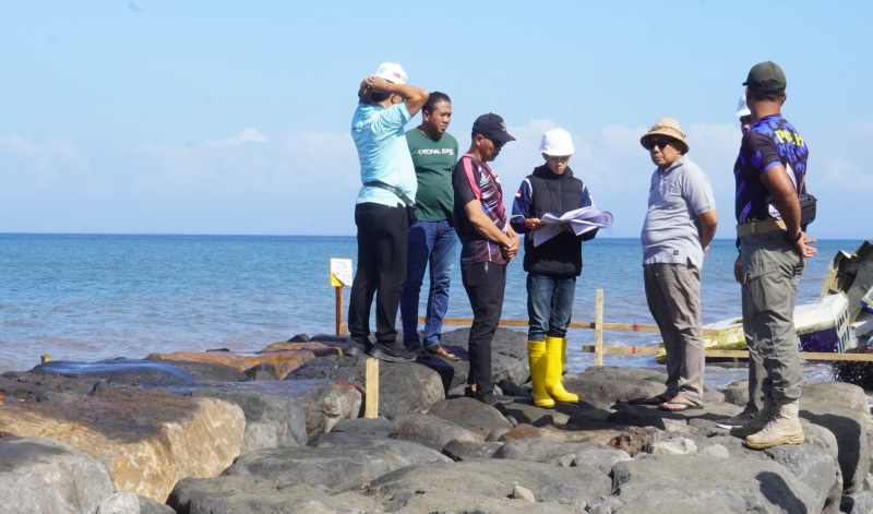 CEK LAPANGAN : Bupati Jembrana I Nengah Tamba saat memantau pembangunan revetmen atau senderan pengaman pantai Pebuahan.(foto:pemkab jembrana)