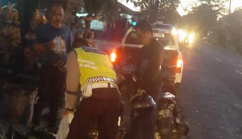 KECELAKAAN MAUT : Usai kecelakaan polisi melakukan olah TKP peristiwa kecelakaan yang menewaskan seorang disc jockey.(foto:polres buleleng)