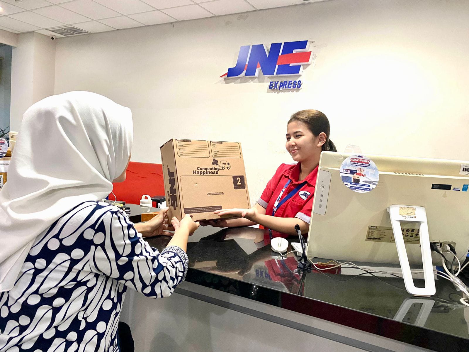 JAMINAN: Petugad JNE saat melayani pelanggan. (JNE)