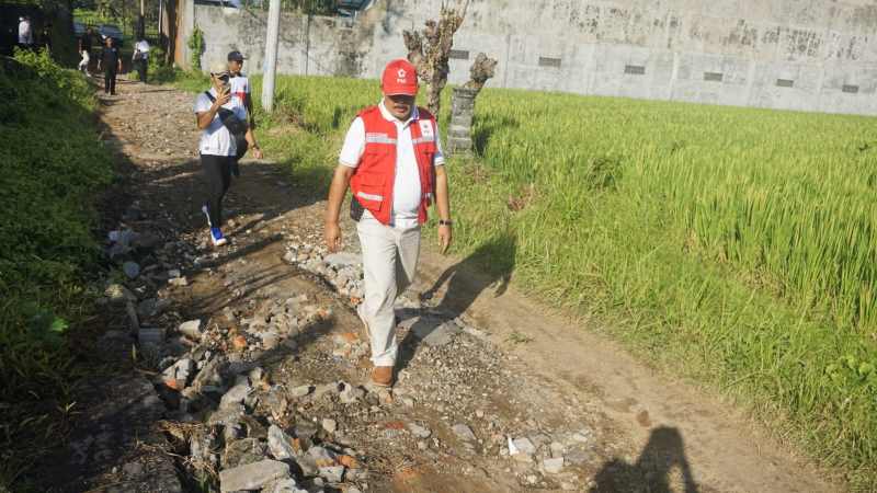 RUSAK BERTAHUN-TAHUN : Jalan rusak berat di Dusun Hyang Api, Desa Akah, Kecamatan Klungkung. (Foto: Humas Pemkab Klungkung)