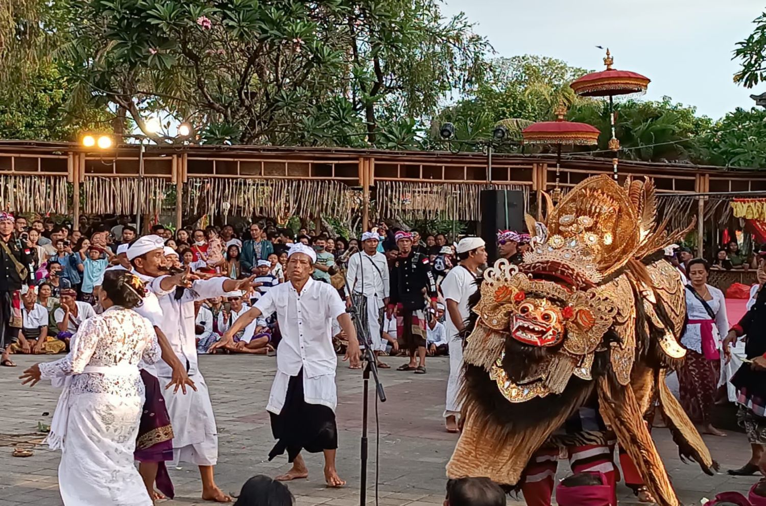 KERAUHAN: Pentas Janger Maborbor pemain sampai kerauhan di arena Persta Kesenian Bali ke-46