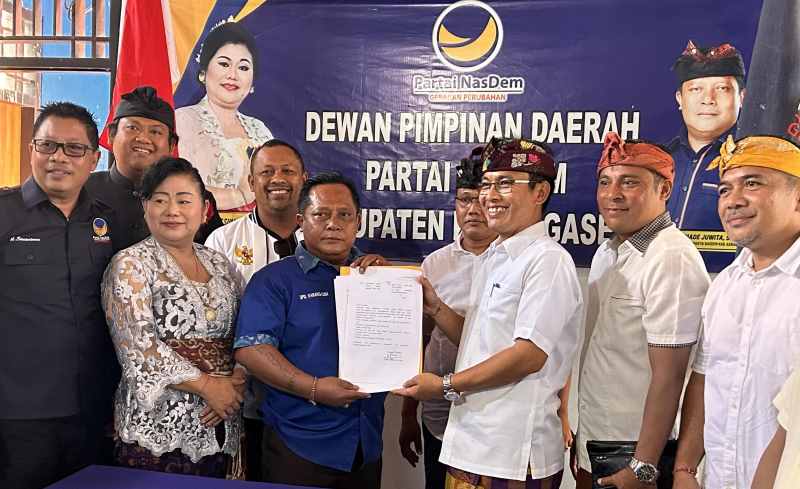 PERCAYA DIRI DAPAT REKOMENDASI : I Nengah Sumardi saat mengikuti proses pendaftaran pencalonan di DPD Partai Nasdem Karangasem beberapa waktu lalu. (foto:dok.radar bali)