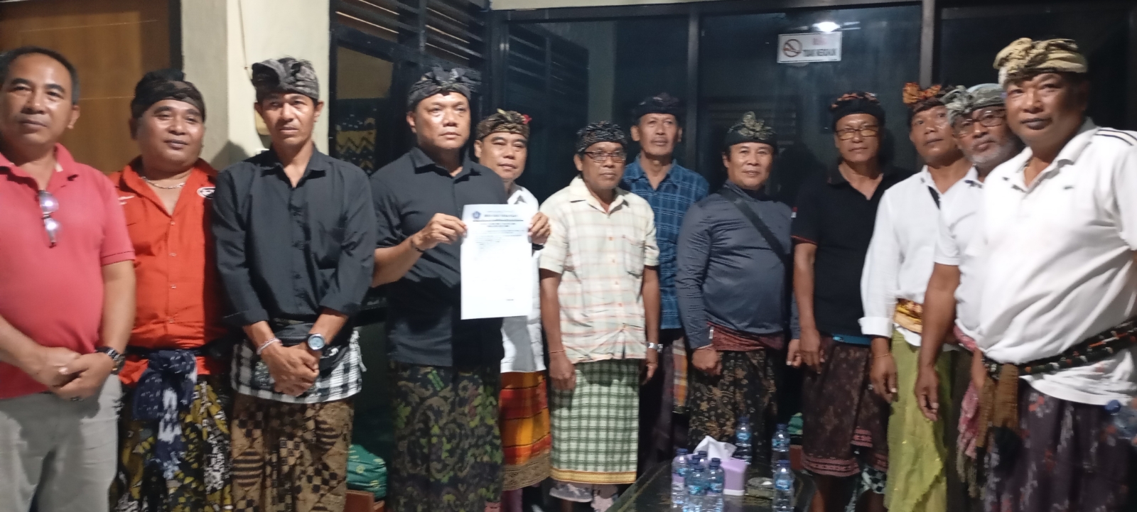KOMPAK: Bendesa Adat Desa Adat Serangan I Made Sedana (4 dari kiri) bersama Prajuru dan calon bendesa di Serangan, Selasa (9/7/2024). (Rosihan Anwar/Radar Bali)
