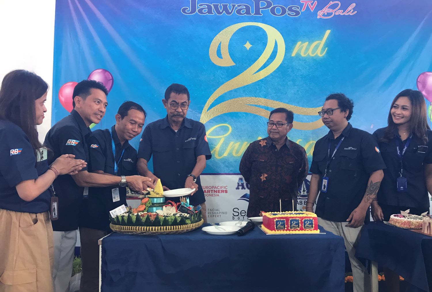 Direktur Jawa Pos TV Bali, Justin M. Herman (empat dari kiri), Pemred Jawa Pos TV Bali M. Ridwan (tiga dari kiri) dan produser Jawa Pos TV Bali  Novara (dua dari kiri) bersama karyawan potong tumpeng