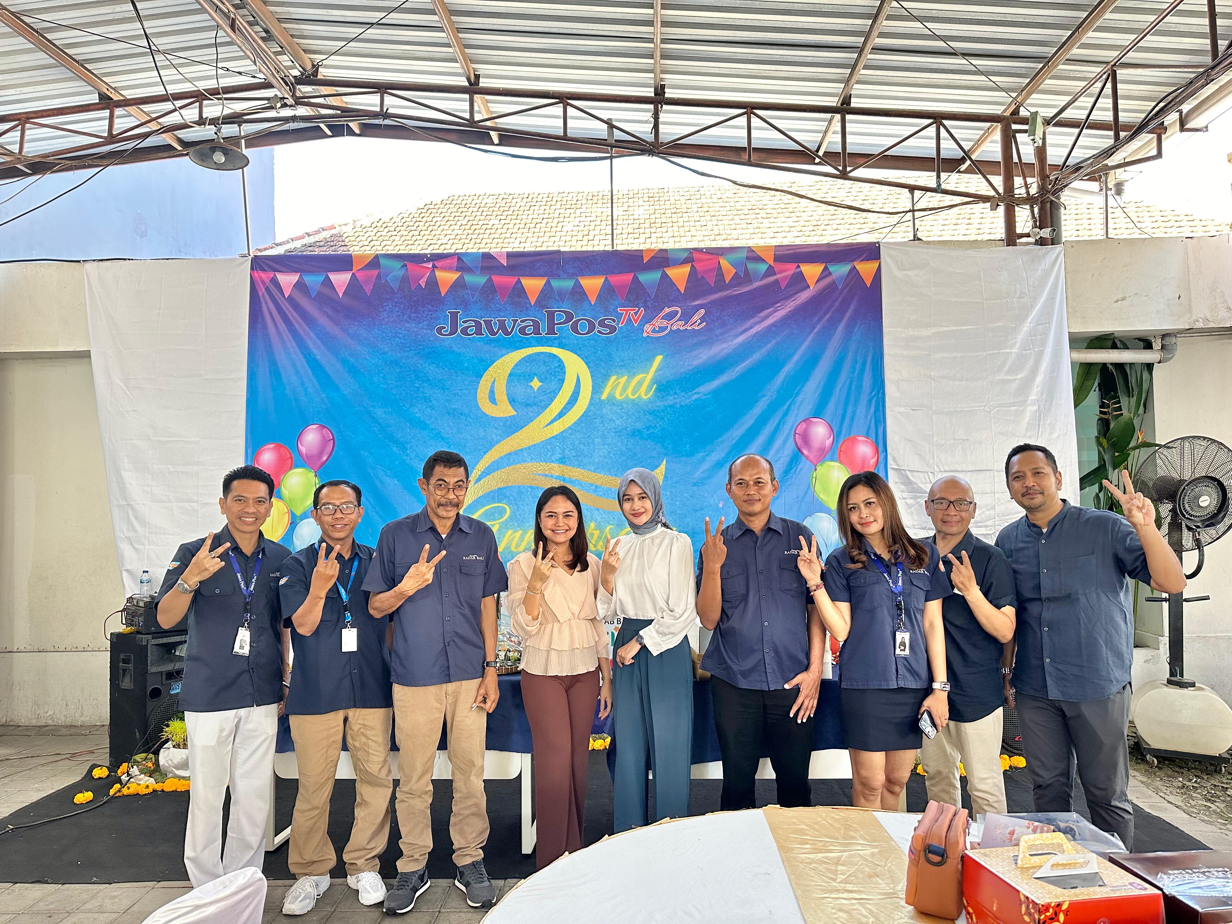DORONG JURNALISME: Perwakilan LSPR Bali Gek Tri dan Andi Gusti Zena (tengah) foto bersama direksi Jawa Pos TV Bali (8/7/2024)