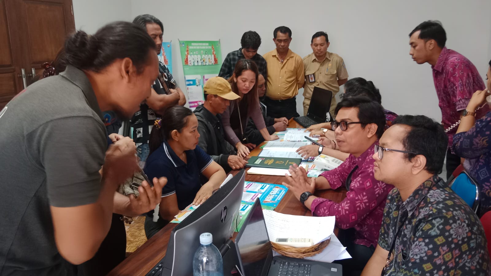 TAK TERIMA: Orang tua siswa yang sedang berdebat dengan petugas Disdikpora perihal PPDB SMA/SMK di Kantor Disdikpora Bali Senin, 8 juli 2024