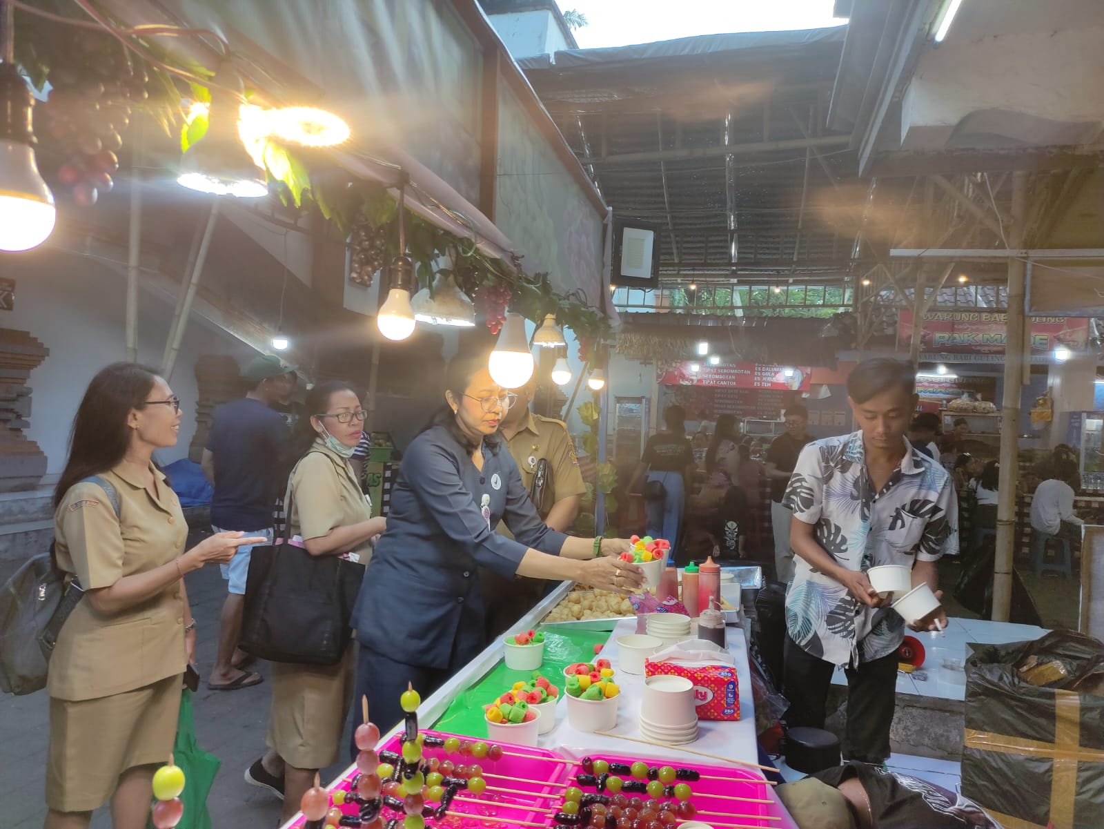 Petugas mendatangi pedagang yang menjual cikibul (8/7/2024)