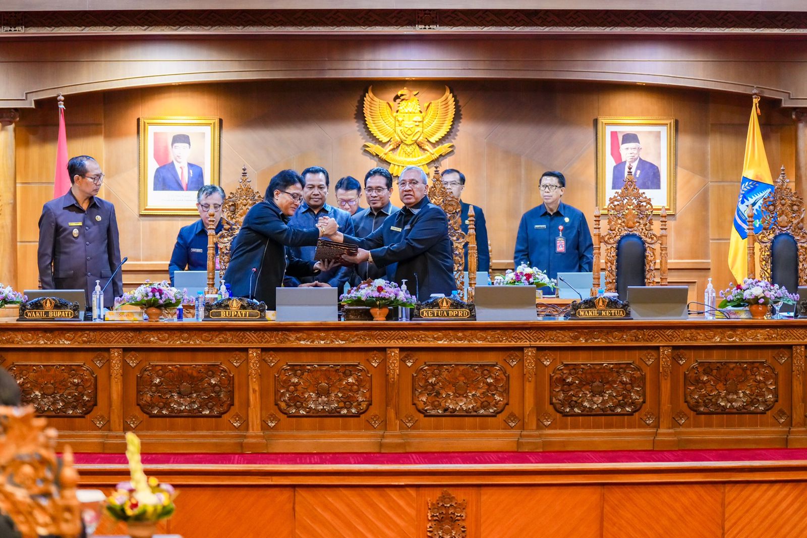 Bupati Nyoman Giri Prasta saat hadiri Rapat Paripurna Masa Persidangan Kedua DPRD Kabupaten Badung di Ruang Utama Gosana Gedung DPRD Kabupaten Badung, Rabu (10/7).