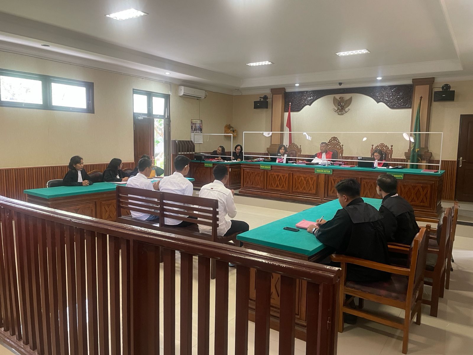 BERAT: Pasca kejadian pengeroyokan istri paman pada bulan Januari lalu, kini mereka dituntut penjara selama 7 tahun.