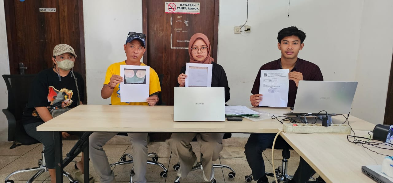 TUNTUT KEADILAN: Suparta dan keluarga saat melapor ke LBH Bali tentang penganiayaan yang diderita akibat tindakan brutal buser Polres Klungkung