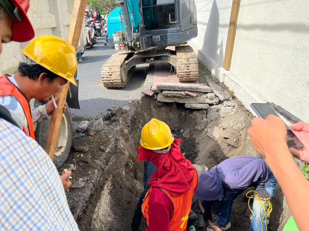 PERBAIKAN: Para petugas tampak melakukan perbaikan jalan di kawasan Denpasar Selatan.