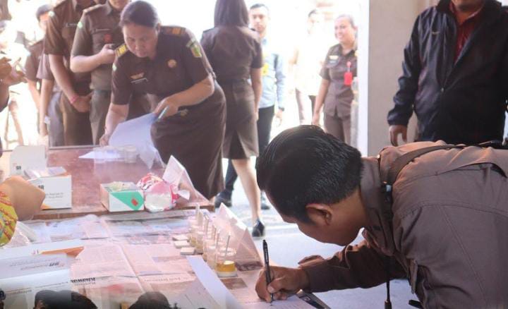 NARKOBA DI KALANGAN APARAT: Sebanyak  82 Pegawai Kejari Klungkung Jalani Tes Urine