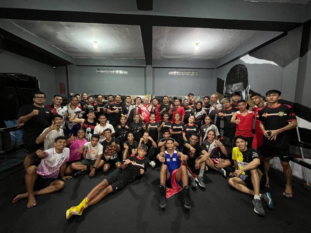 SEMANGAT: Atlet tinju dari Sulawesi Utara dan Jawa Tengah bersama atlet tinju Bali melaksanakan try out.