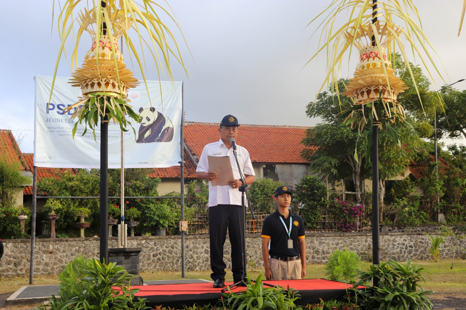 Direktur Poltkepar Bali Dr. Drs Ida Bagus Putu Puja, M.Kes. memberikan sambutan dan ucapan selamat datang kepada mahasiswa baru Poltkepar Bali tahun 2024.