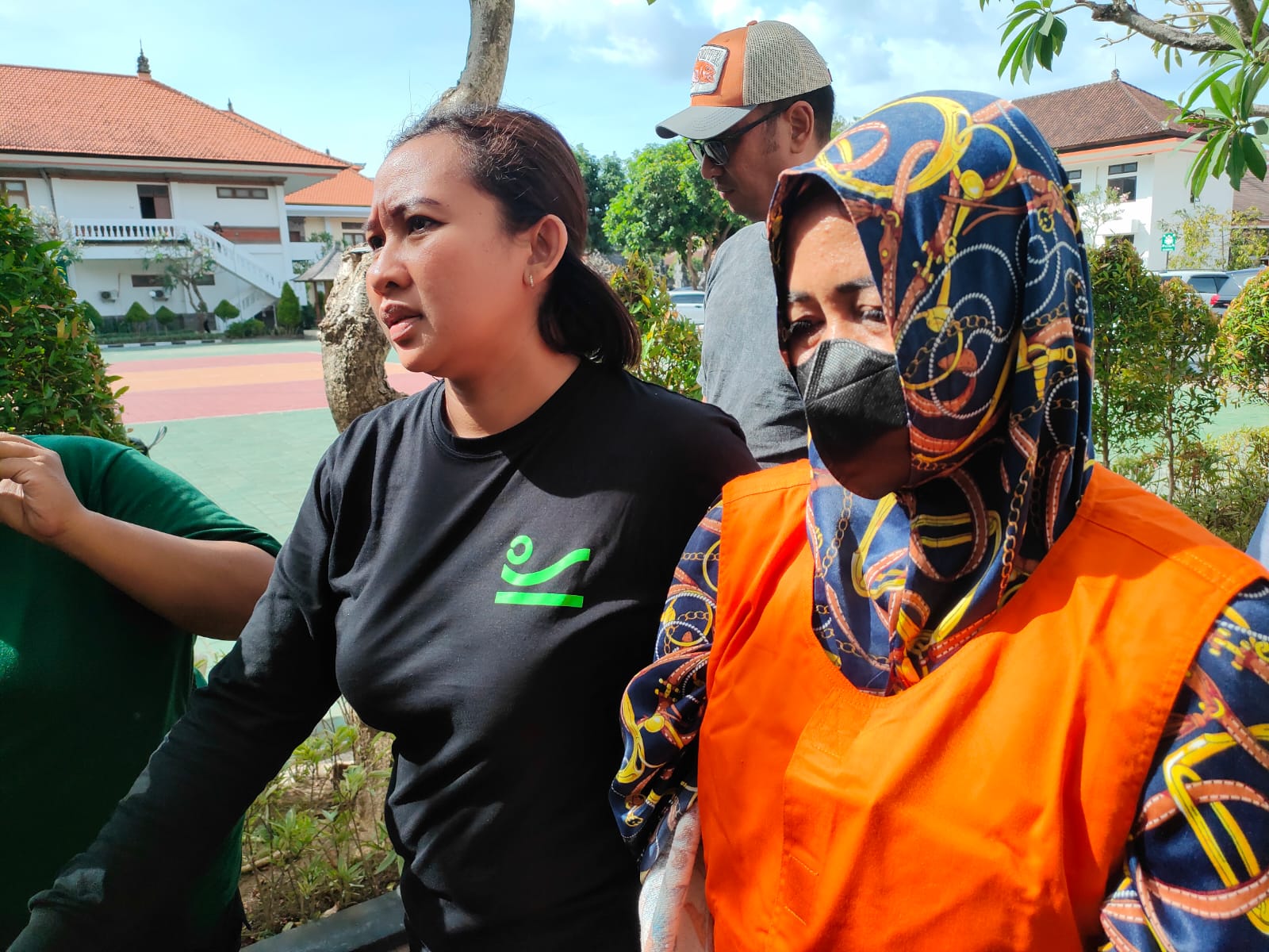 LICIN: Tersangka Ni Wayan Sri Candra Yasa (kanan) terus menunduk saat digelandang tim Kejati Bali.