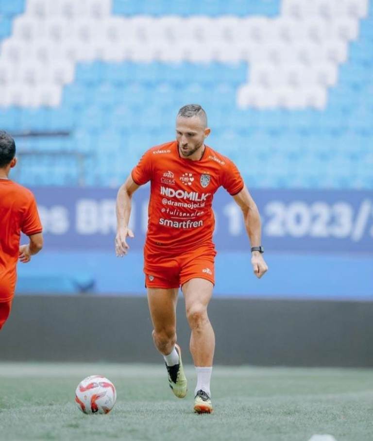 Ilija Spasojevic saat masih berseragam Bali United. Striker Bhayangkara FC ini dikabarkan telah sepakat memperkuat Semen Padang di Pegadaian Championship 2026/2027.  