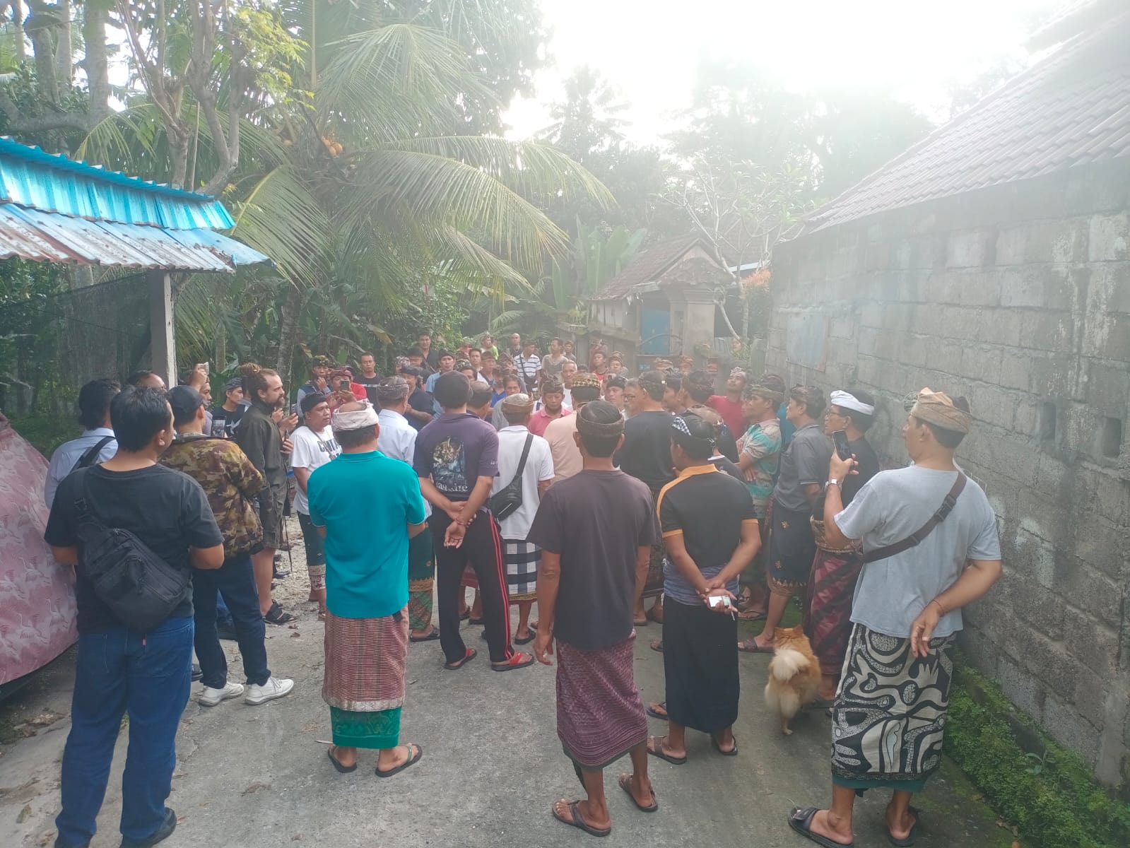 MARAH: Krama Desa Adat Bedulu Blahbatuh Gianyar menutup dan blokade akses jalan masuk proyek milik investor asing.