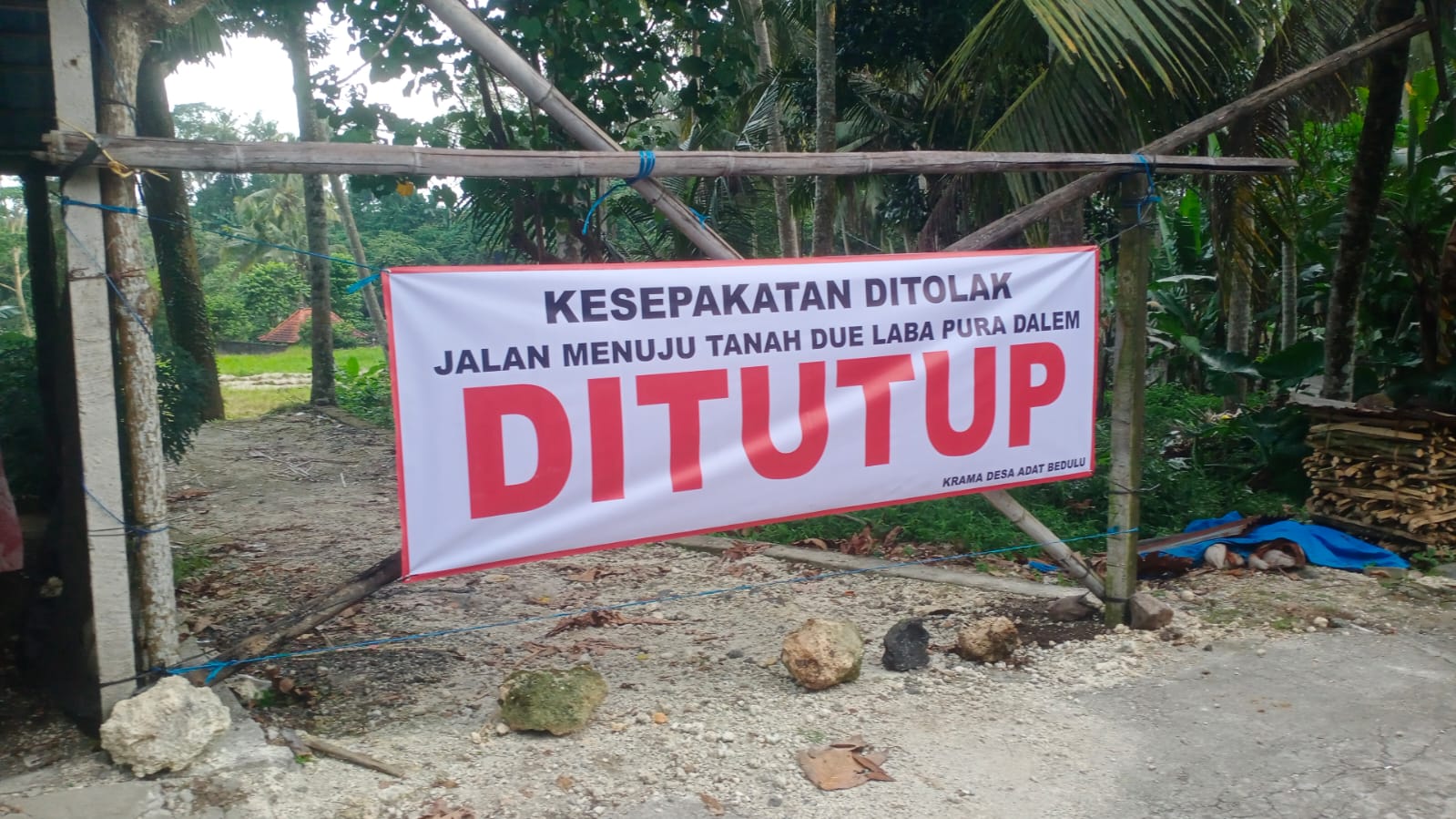 SIKAP TEGAS: Warga desa adat Bedulu, Blahbatuh, memasang spanduk bertuliskan kata ditutup, Rabu (10/7/2024)