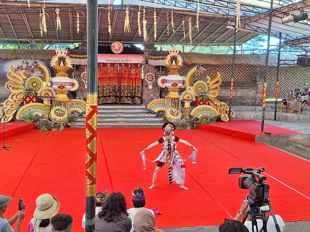 TAMPIL: Penampilan Tari Topeng Kelana dan Samba Khas Cirebon, Diamond Management, Kota Cirebon, Provinsi Jawa Barat di PKB XLVI pada Sabtu, 13 Juli 2024.