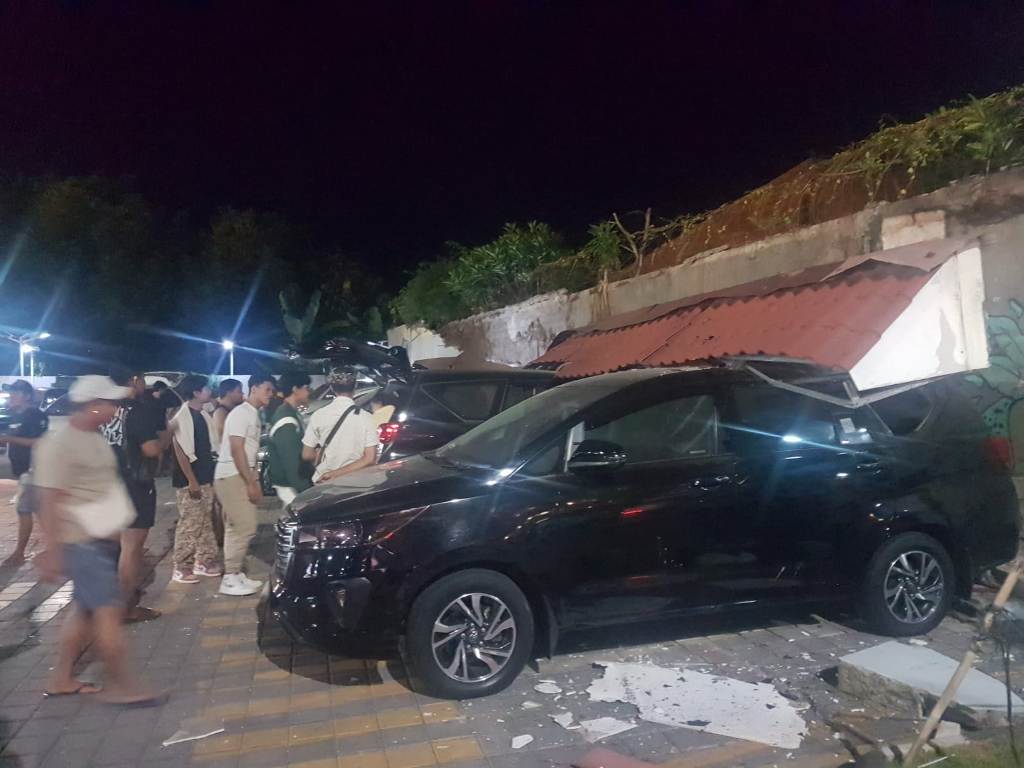 AMRBUK: Sembilan unit mobil ringsek akibat ambruknya atap parkiran Indomaret di kawasan Jalan Bay Pass Ngurah Rai, Kuta, Badung, Jumat, 12 Juli 2024.
