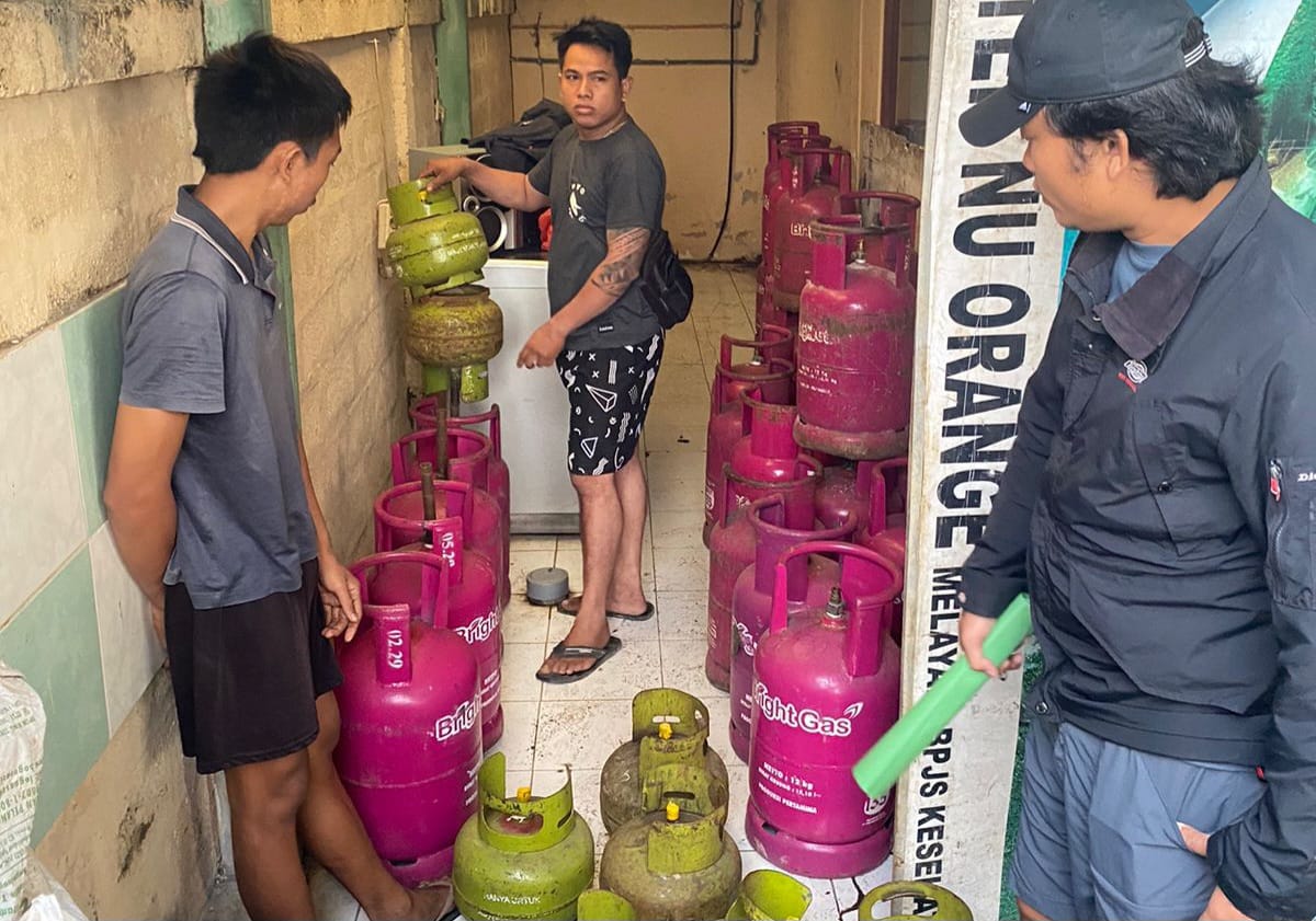 BARANG BUKTI: Sejumlah gas elpiji oplosan dari 3Kg ke 12Kg di Penatih Denpasar Timur kini tersangka sudah ditahan.