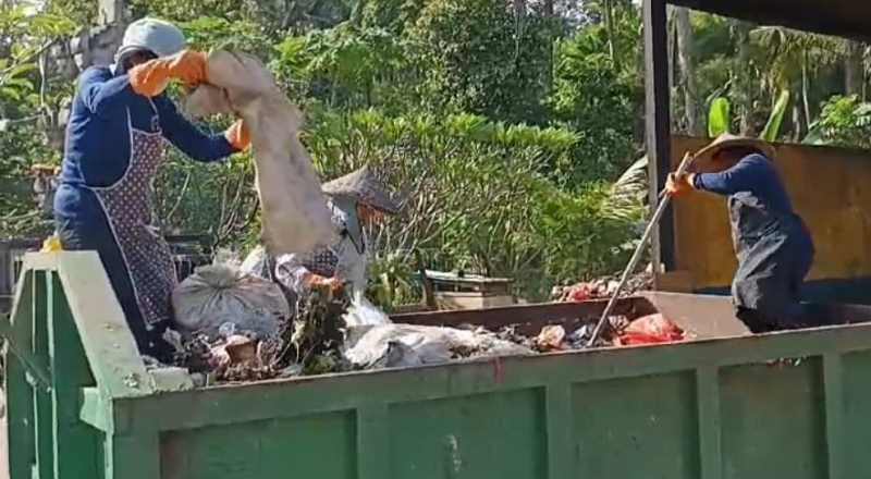 BERMANFAAT UNTUK PERTANIAN : Pengolahan sampah TPS3R di Desa Pangkung Karung, Kecamatan Kerambitan, Tabanan. [foto; juliadi/radar bali]