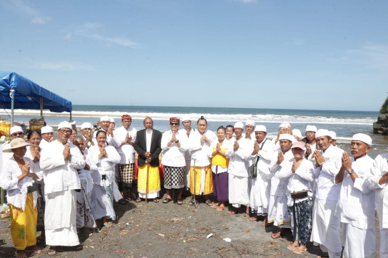 Bupati Tabanan, Dr. I Komang Gede Sanjaya.,S.E.,M.M yang menghadiri ritual Banyu Pinaruh di Pantai Yeh Gangga, Desa Sudimara Tabanan.