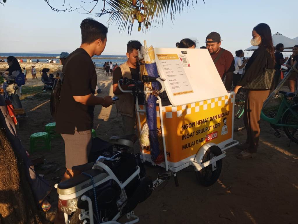 SRUPUT KOPI: Gerobak listrik digunakan usaha Sruput Kopi di Pantai Sindhu dan depan SMA N 1 Denpasar.