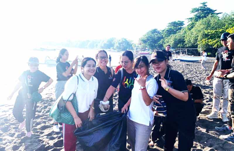BERSIH-BERSIH PANTAI : Kegiatan bersih pantai dan senam yang digelar penyelenggara pemilu di Kecamatan Sawan.( Foto: Dinas Kominfosanti Buleleng)