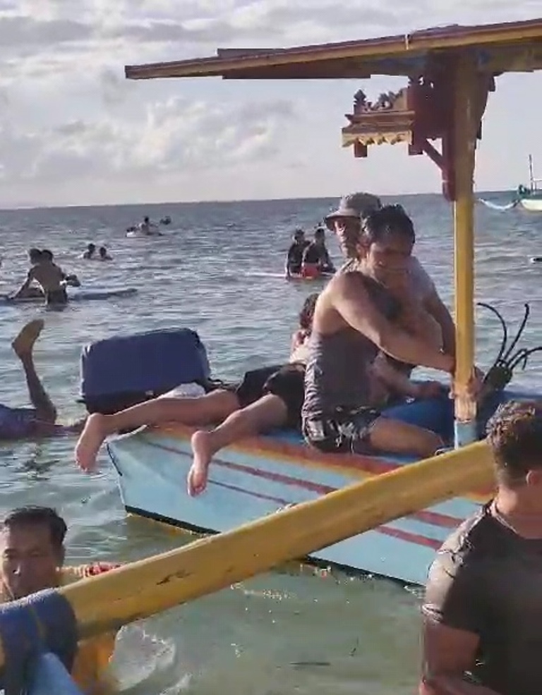 PENYELAMATAN: BPBD Kota Denpasar lakukan penyelamatan terhadap pengunjung tenggelam di Pantai Mertasari, Sanur, Minggu, 14 Juli 2024.