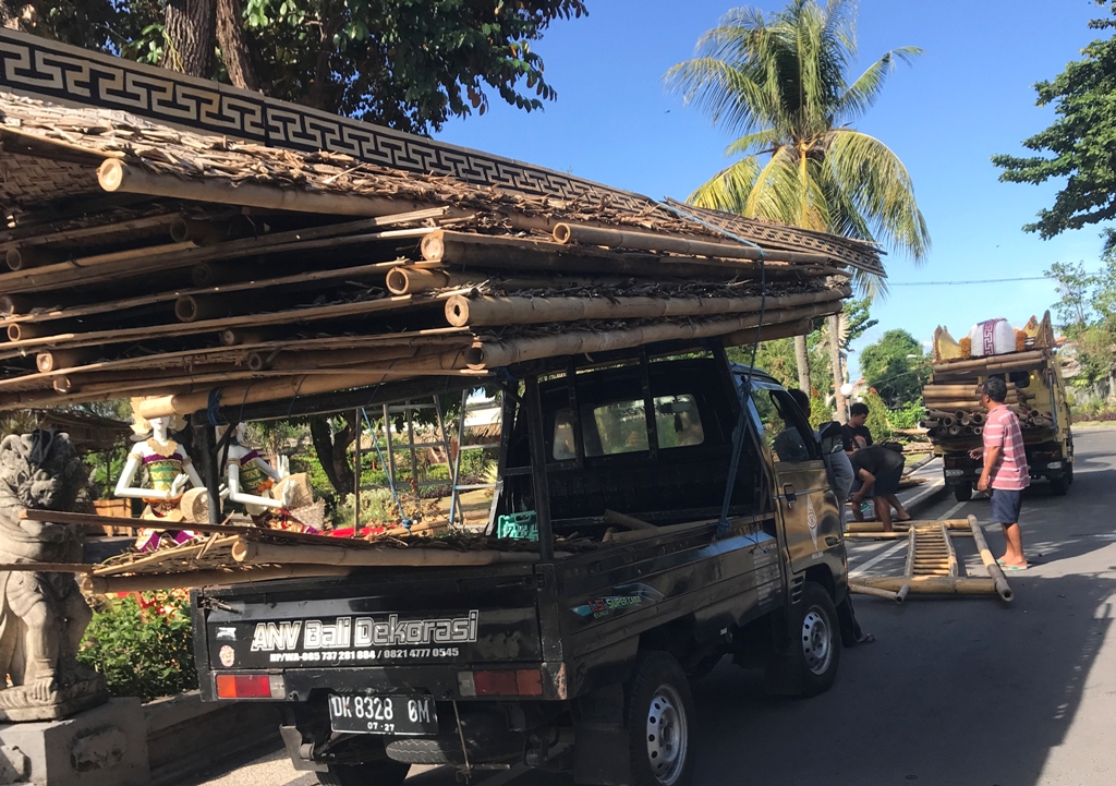 MEMBONGKAR: Para pekerja tampak membongkar kerangka stan dari bambu di Taman Budaya Bali, Minggu, 14 Juli 2024.