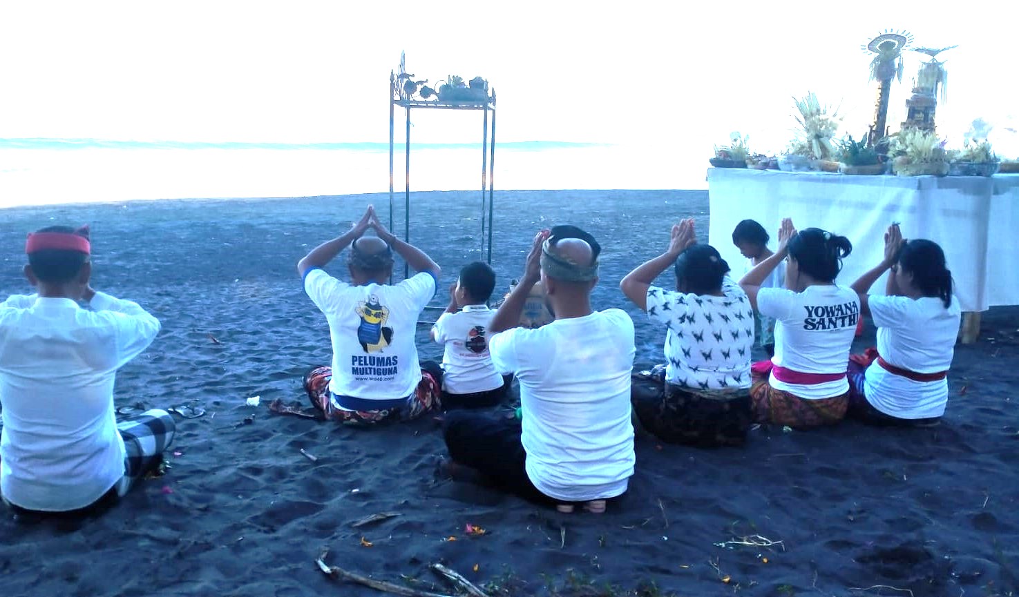 TEMPAT RITUAL : Suasana Pantai Yeh Gangga, Desa Sudimara yang dijadikan lokasi pengelukatan Banyupinaruh Massal Umat Hindu di Tabanan. (juliadi/radar bali)