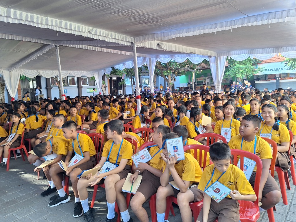 MPLS: Pelaksanaan MPLS di SMP Negeri 9 Denpasar yang diikuti oleh 360 siswa, Senin, 15 Juli 2024.