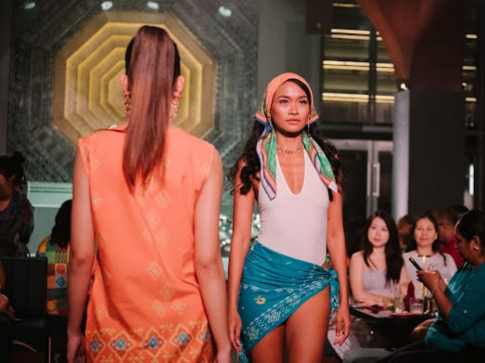 NUANSA MOTIF SUMBA: Model saat fashion show yang digelar pada Minggu (14/7/2024) malam di Midaz Bali. (Radar Bali Photo)