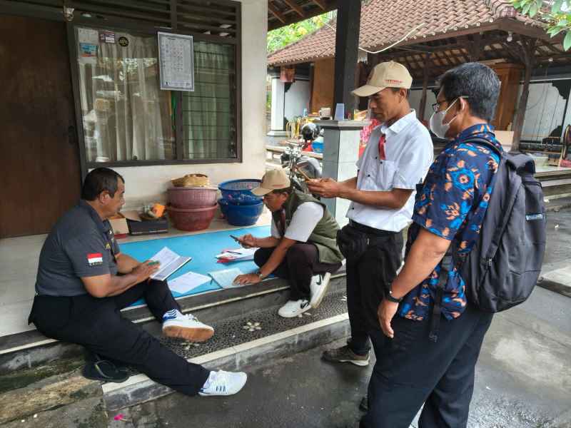 DATANGI RUMAH WARGA : Petugas Pantarlih KPUD Tabanan yang melakukan coklit ke rumah-rumah pemilih di Tabanan. (juliadi/radar bali)