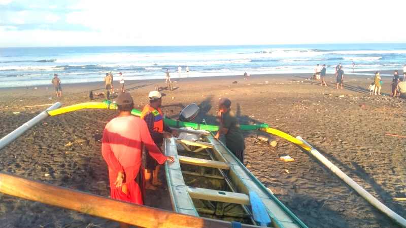 BERSIAP MELAUT : Suasana dari para nelayan lobster di Pantai Yeh Gangga, Desa Sudimara Tabanan yang baru saja usai melaut. (juliadi/radar bali)