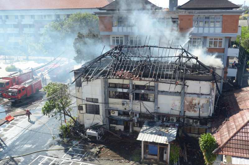 TERBAKAR : Gedung Global Development Learning Network (GDLN) Universitas Udayana di Jalan PB Sudirman Denpasar. (Adrian suwanto/radar bali)