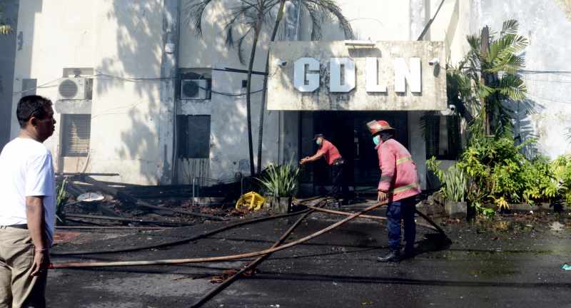 HANGUS : Api telah melalap Gedung Global Development Learning Network (GDLN) Unud Jalan Sudirman Denpasar. (foto:adrian suwanto/radar bali)
