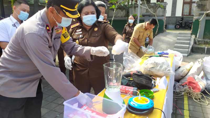 DIMUSNAHKAN : Pemusnahan barang bukti sabu -sabu dan pil koplo di Kejari Jembrana. (m.basir/radar bali)